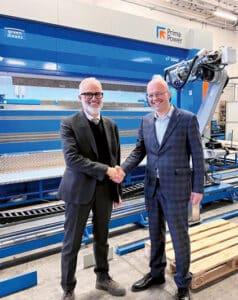 Sistec AM:n toimitusjohtaja Daniele De Vecchi ja Prima Industrien sekä Prima Powerin toimitusjohtaja Giovanni Negri.