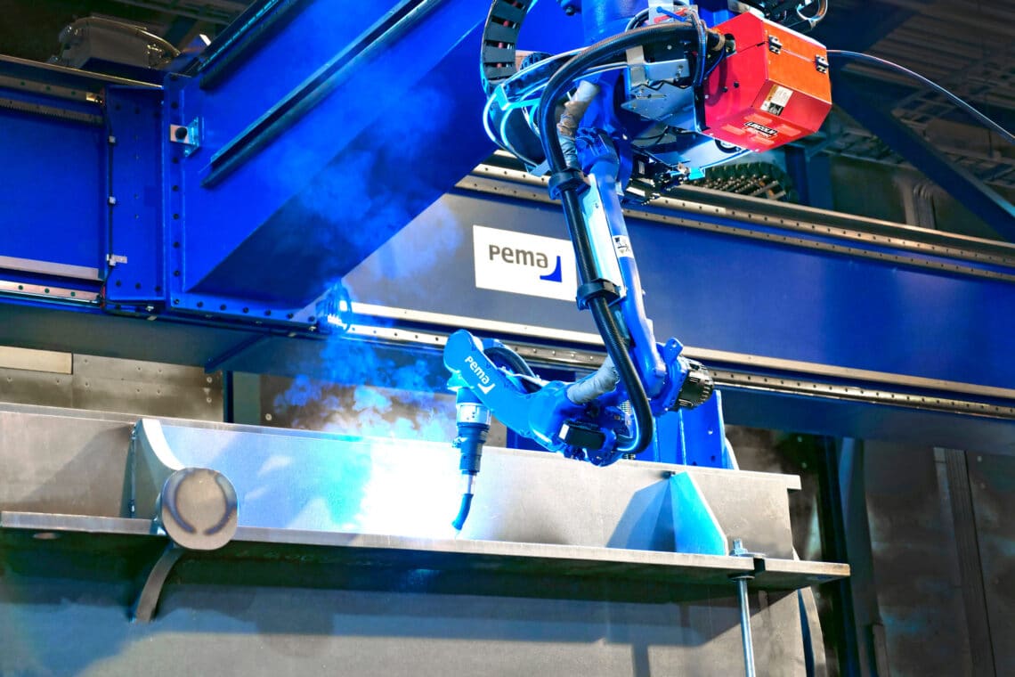 PEMA-robottiasema suurten kappaleiden hitsaukseen.